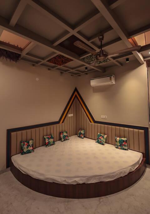 Saiba Outhouse- 4 Bed Room- Pool- Theatre- Partyhall- Garden & Terrace Sitting Area Jaipur Extérieur photo