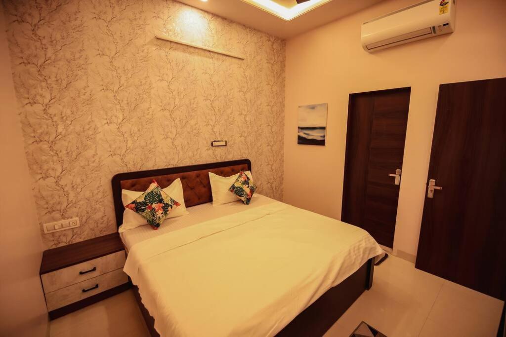 Saiba Outhouse- 4 Bed Room- Pool- Theatre- Partyhall- Garden & Terrace Sitting Area Jaipur Extérieur photo