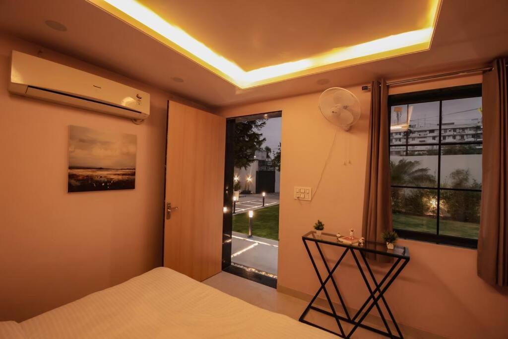 Saiba Outhouse- 4 Bed Room- Pool- Theatre- Partyhall- Garden & Terrace Sitting Area Jaipur Extérieur photo