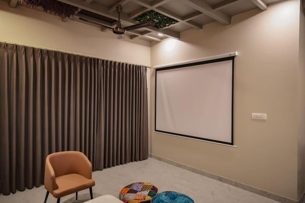 Saiba Outhouse- 4 Bed Room- Pool- Theatre- Partyhall- Garden & Terrace Sitting Area Jaipur Extérieur photo