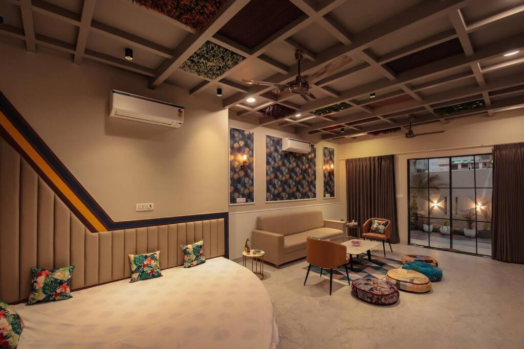 Saiba Outhouse- 4 Bed Room- Pool- Theatre- Partyhall- Garden & Terrace Sitting Area Jaipur Extérieur photo